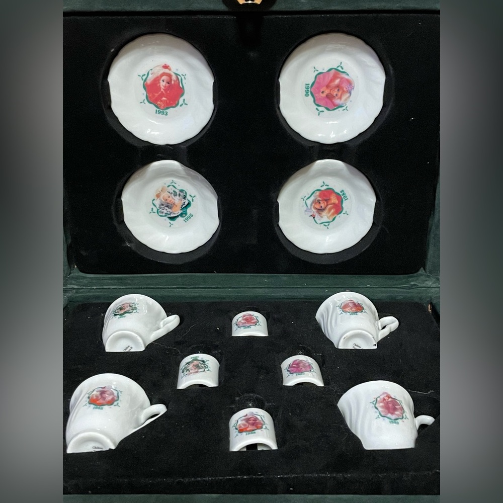 Barbie teaset vintage 90’s in elegant green velvet box
